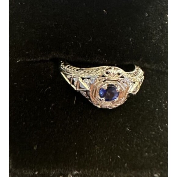 Antique 18K White Gold Art Deco Blue Sapphire Ring | Filigree Triangular Accents - Picture 4 of 7